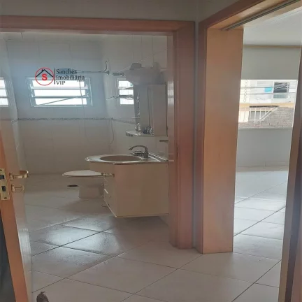 Imagem À venda, casa bem localizada com 1 dormitório, 2 vagas, ampla cozinha, sala e lavanderia, próximo a com?(C)rcios e transportes público