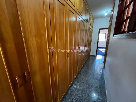 Imagem Casa de 600 m², com 3 entradas separadas (principal, sala da lareira e serviço). Com 5 suítes, se...