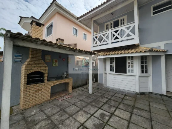 Imagem Casa em Condomínio à Venda em Vargem Pequena, Rio de Janeiro-RJ: 2 Quartos, 1 Sala, 1 Banheiro, 4 Vagas - 140,00m². Venha Conferir!