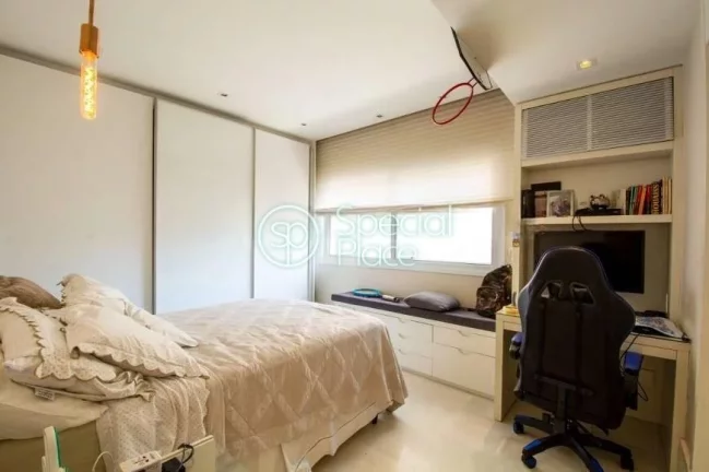 Imagem Apartamento com 207m² em um simpático prédio, em uma das ruas mais charmosa do Jardim Paulista. L...
