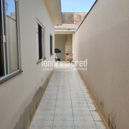 Imagem Linda casa no Jardim San Fernando: 3 dormitórios (1 suíte), cozinha planejada, churrasqueira, 2 vagas de garagem, 180m² de terreno e 117m² de área útil.