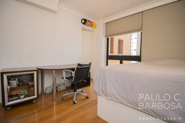Imagem Apartamento amplo com 3 suítes, living com janelões - 4 vagas - 247m²