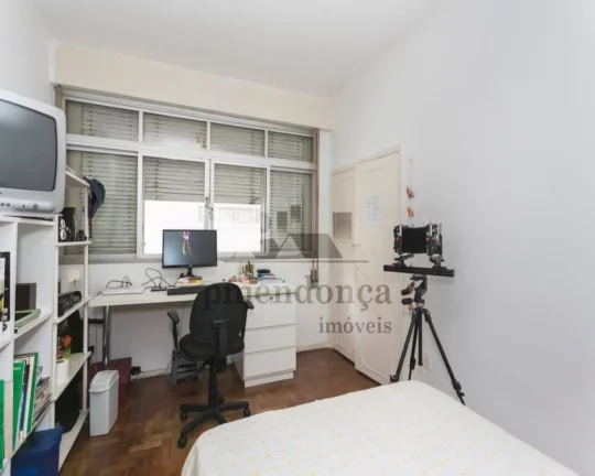 Imagem Apartamento com piso de madeira, living para 2 ambientes, 2 dormitórios sendo 1 suíte, lavabo, coz...