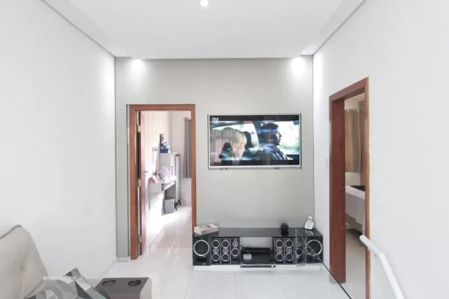Imagem Esta ampla casa de aproximadamente 180 m² oferece um ambiente acolhedor, funcional e muito bem dist...