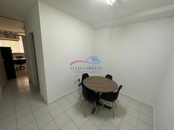 Imagem OBS ESTA SALA SERÁ ALUGADA COM AS SEGUINTE MOBÍLIAS: 1 AR CONDICIONADO, 1 MESA REDONDA COM 4 CADEIRAS, 2 MESAS EM L COM 1 CADEIRA CADA, 1 MESA DE CAFÉ, 1 ARMÁRIO PARA DOCUMENTOS E 1 ARMÉRIO DE COZINHA.