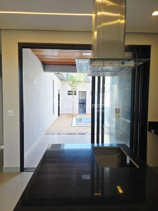 Imagem Esta linda casa térrea nova está localizada em um condomínio com excelente localização, com fá...