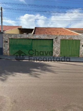 Imagem Casa grande com piscina e sustentabilidade.