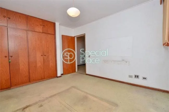 Imagem Ótima oportunidade para reforma. Apartamento com planta quadrada, 230m2 de área privativa, 3 dormi...