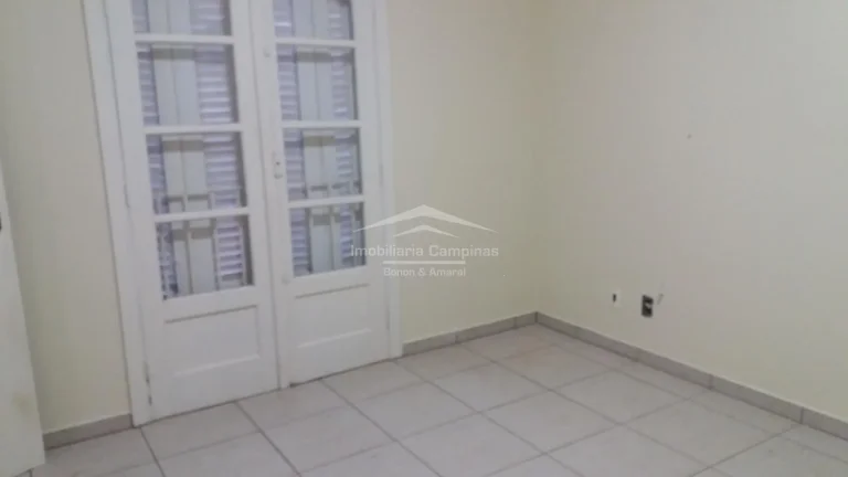 Imagem Casa bem localizada, ampla área construída. O imóvel contem 3 quartos, sendo 1 suíte, salas de e...