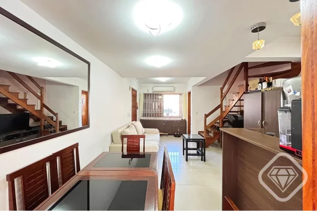 Imagem Casa com 3 dormitórios, suíte, sótão e áreas de convivência integradas no Bairro Tristeza

Um ...