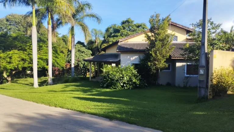 Imagem Linda casa com 03 suítes em terreno que dispõe de 2.131m² Condomínio Residencial Village da Serra!