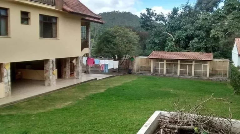 Imagem LINDA CASA COM 4 QUARTOS, QUINTAL GRANDE A VENDA - NOVA FRIBURGO.