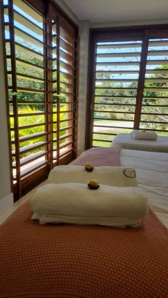 Imagem Casa alto padrão localizada em Praia do Forte condomínio com acesso ao mar Praia Bella.