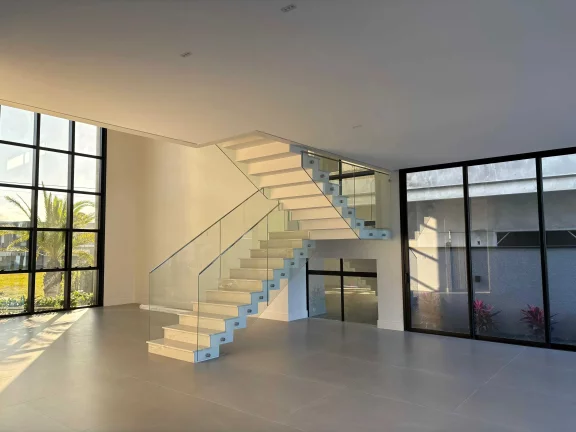Imagem Casa em condomínio com 4 suítes e 4 vagas de garagem em Camboriú/SC