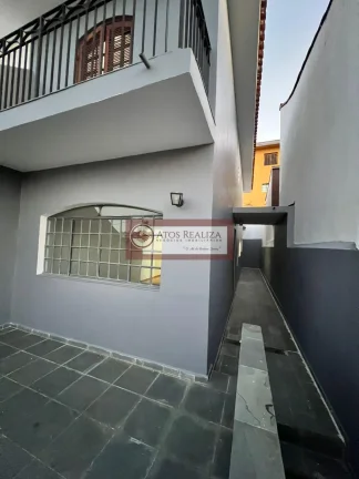 Imagem Vendo Oportunidade no em Interlagos região da cidade Dutra. Sobrado de 108m², imóvel com 2 Suítes, 1 com varanda, Cozinha ampla, Sala de estar, Sala de Jantar, Lavabo, Churrasqueira com cobertura Tetratil Zetaflex, quintal, 2 vagas de garagem cobertas com