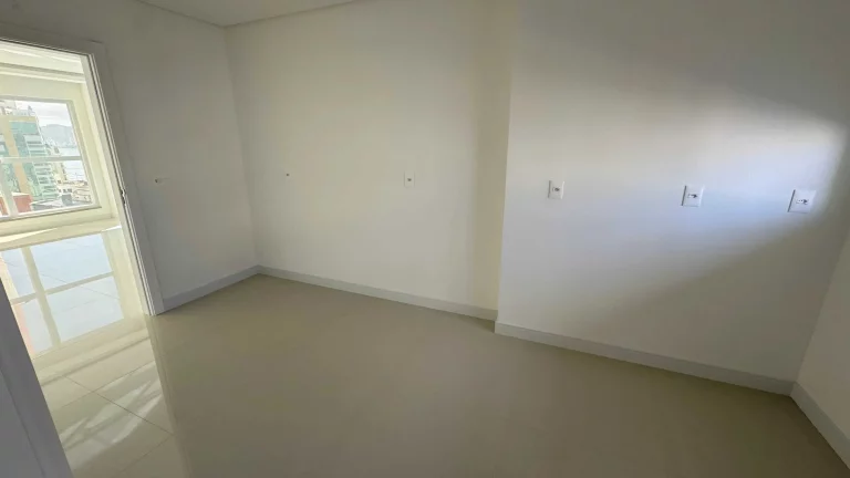 Imagem Apartamento com 4 suítes e 2 vagas de garagem no Centro em Itapema/SC