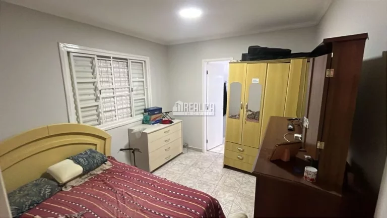 Imagem Casa padrão à venda em Boa Vista, Uberaba: 3 dormitórios, piscina e espaço gourmet.