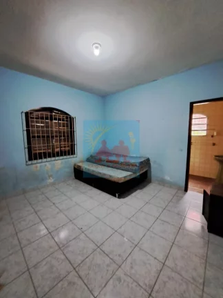 Imagem Casa à 200 metros da Praia de Mongaguá, com churrasqueira e garagem para dois veiculos 250mil