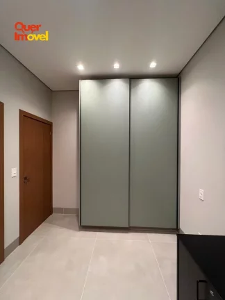 Imagem Luxuosa Casa em Condomínio à Venda em Ribeirão Preto-SP no bairro Quintas de São José: 3 quartos, 3 suítes, 1 sala, 4 banheiros, 4 vagas de garagem, 157m².
