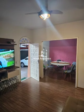 Imagem Três quadras do mar! Casa colonial em Itaparica: 180m², 3 quartos (1 suíte), 2 vagas cobertas, churrasqueira privativa. Condomínio com lazer completo.