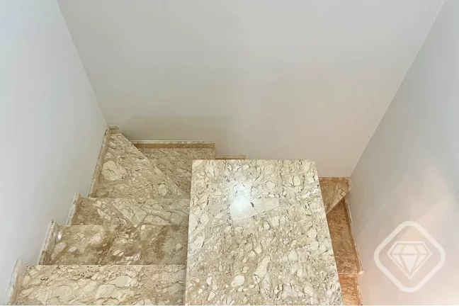 Imagem Sobrado 3 dormitórios, suíte com sacada, lareira e espaço gourmet. Bairro Hípica, Zona Sul de Po...