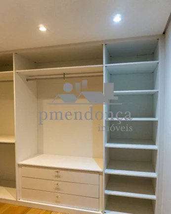 Imagem Apartamento reformado em Higienópolis com 3 suítes e 3 vagas, 236m²