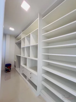 Imagem Apresentamos uma magnífica casa ampla e semi-nova localizada em Jurerê Internacional, um dos desti...