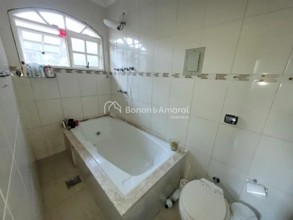 Imagem Casa térrea em Condomínio na cidade de Valinhos/SP, Com 3 dormitórios - sendo 1 suíte, armários...