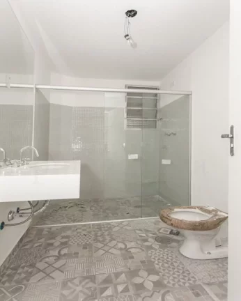 Imagem Apartamento com living para 02 ambientes, piso delaminado, 03 dormitórios, 01 aberto para ampliar a...