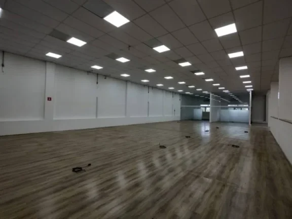Imagem Salão Comercial 902m² com Escritório, 6 Banheiros e Vagas - Alto Potencial