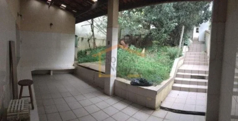 Imagem Casa com 300m² de área construída, 3 dormitórios amplos e arejados, sala para 2 ambientes, 3 ban...
