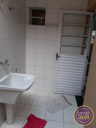 Imagem Casa em Condomínio Fechado com 02 Suítes com 02 vagas de garagem na Vila RéRé