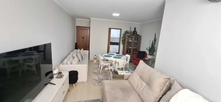 Imagem Apartamento mobiliado com 3 dormitórios sendo 1 suíte e 1 vaga de garagem em Florianópolis
