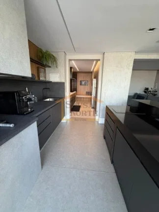 Imagem Apartamento mobiliado com 180 m², 3 dormitórios, sendo 3 suítes, 4 banheiros, 3 vagas e varanda. ...