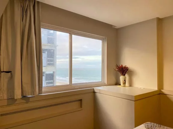 Imagem Apartamento frente mar com 3 suítes sendo 1 master e 2 vagas de garagem - Centro de Navegantes/SC
