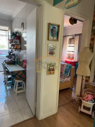 Imagem Apartamento 1 dormitório, sala 2 ambientes, pisos em madeira, cozinha com armários, área de servi...