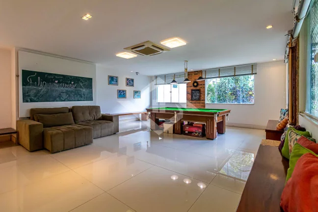 Imagem Casa Triplex de 4 Quartos para Venda no Humaitá com 595 m²