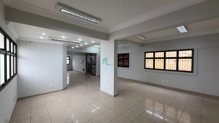 Imagem Excelente sala comercial disponível para locação na rua voluntários da franca ao lado da praça da catedral de Franca/SP