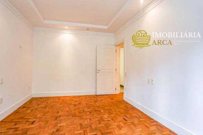 Imagem Apartamento à venda na Bela Vista, São Paulo-SP: 3 quartos, 1 suíte, 1 sala, 1 banheiro, 1 vaga de garagem, 240m² de área.