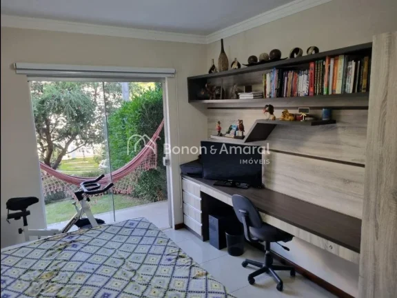 Imagem Casa aconchegante à venda no bairro Capuava, em Valinhos/SP, com ambientes espaçosos e cercada por...