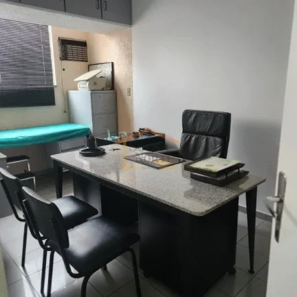 Imagem Sala comercial com 94 mÂ², conta com recepÃ§Ã£o, sala de espera, 1 banheiro e Ã¡rea de serviÃ§o. 
NÃ...
