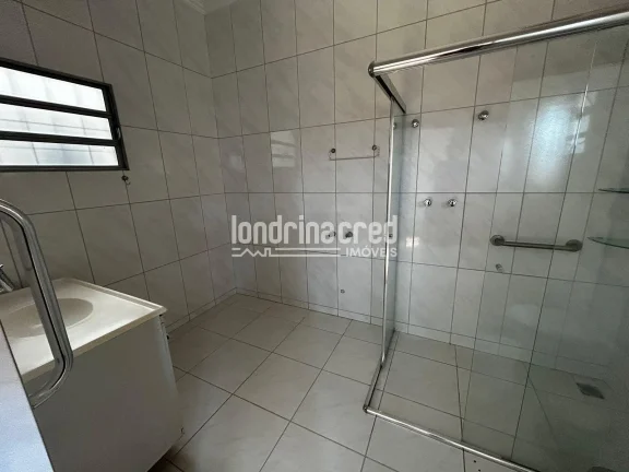 Imagem Imóvel com 500m² de terreno e 189m² construídos, 3 quartos (2 suítes), sala 2 ambientes, edícula 62m², garagem 4 carros, quintal e jardim