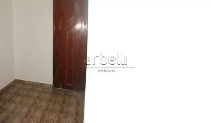 Imagem Galpão com escritórios com área total de 406 metros quadrados. O piso térreo está o galpão que...