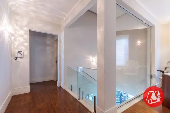 Imagem Sobrado de 454,00 m², 3 suítes,4 vagas e piscina.
