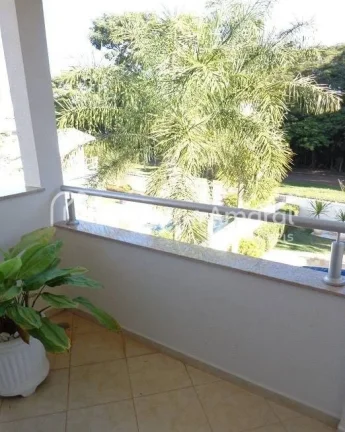 Imagem Lindo sobrado com 394 m² de área construída. A residência possui uma sala ampla para três ambie...