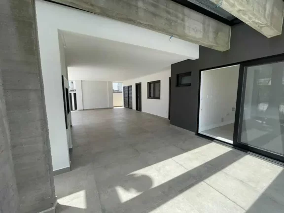 Imagem Casa nova com 4 suítes e 4 vagas privativas de garagem em condomínio fechado em Camboriú/SC