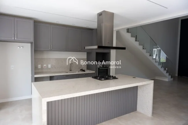 Imagem Sobrado em condomínio com 235m² de área construída.
São 3 dormitórios, sendo 3 suítes amplas ...