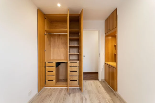 Imagem Apartamento 139M² Reformado, 4Q, 1 Suíte, 2 Banheiros, 2 Vagas, Varanda, Lavabo, Piscina, Salão de Festas e Jogos, Quadra, Portaria 24h, Sol da Manhã.