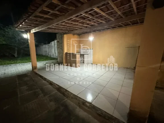 Imagem CASA A KM DO MAR COM ÁREA GOURMET E PISCINA, 3 QUARTOS, 1ST, VÁRIAS VAGAS DE GARAGEM, EM FRENTE A AVENIDA, TERRENO 30X30
