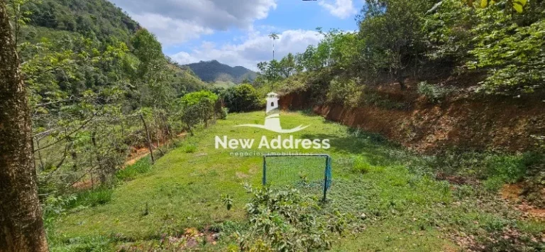 Imagem Oportunidade de Investimento em São Paulo de Cima, Viana: Sítio de 3.000m² com campo de futebol e ponto comercial estabelecido na região.